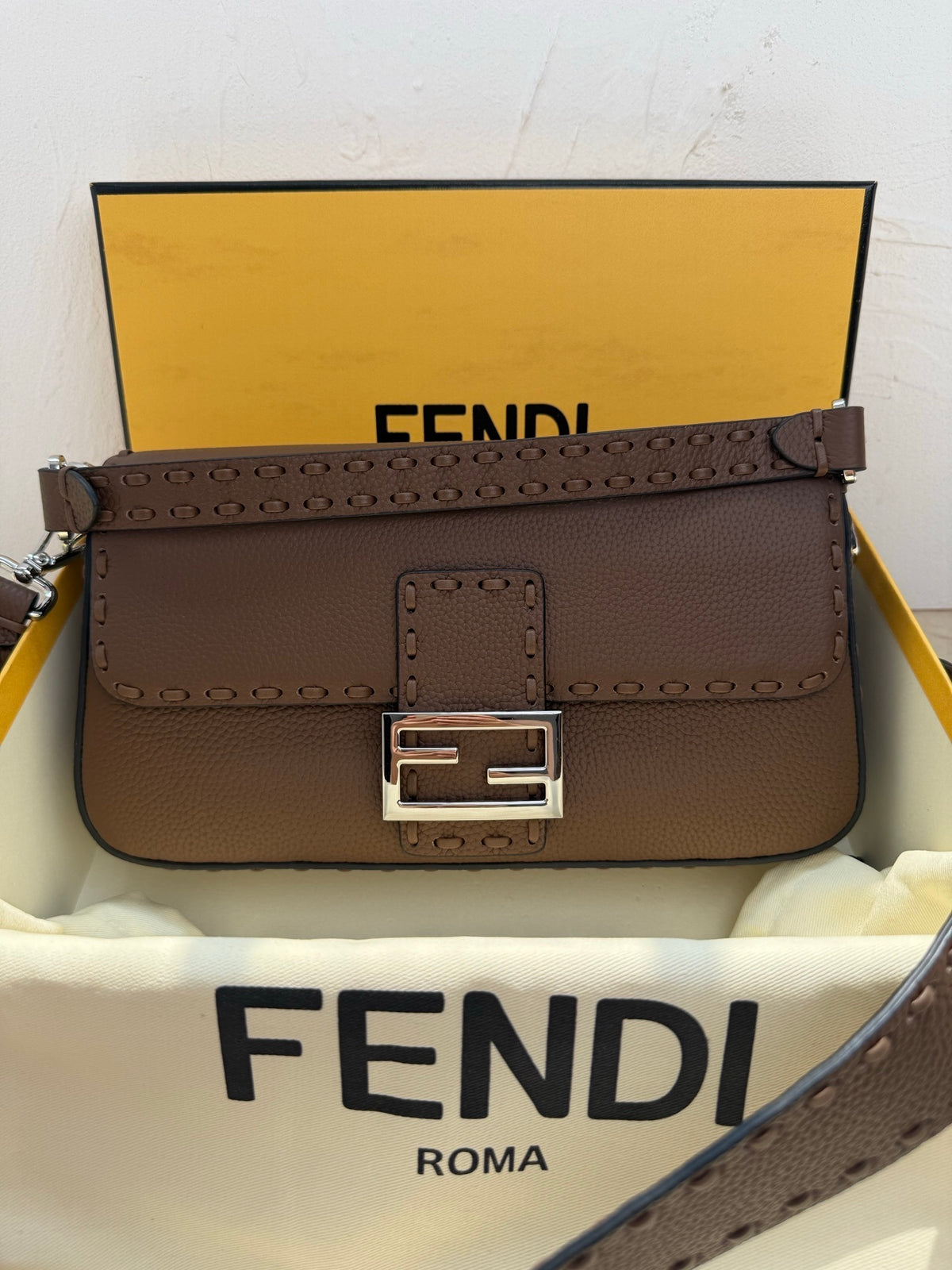 Fend Baguette Selleria - Iconic Stitching Edition - brown